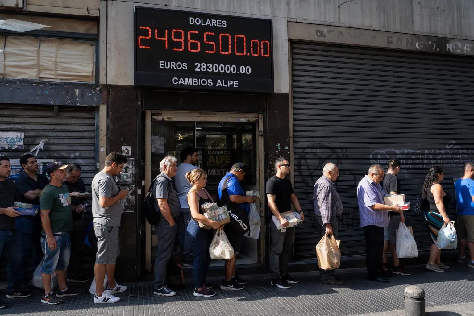 Fila de pessoas em frente a casa de câmbio